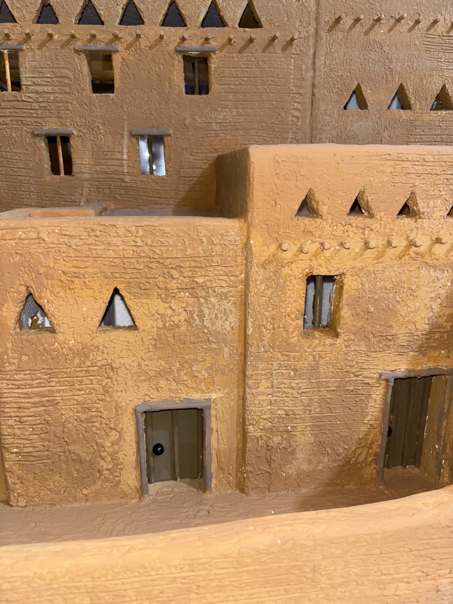 تفاصيل معمارية في مجسم الدرعية اليدوي