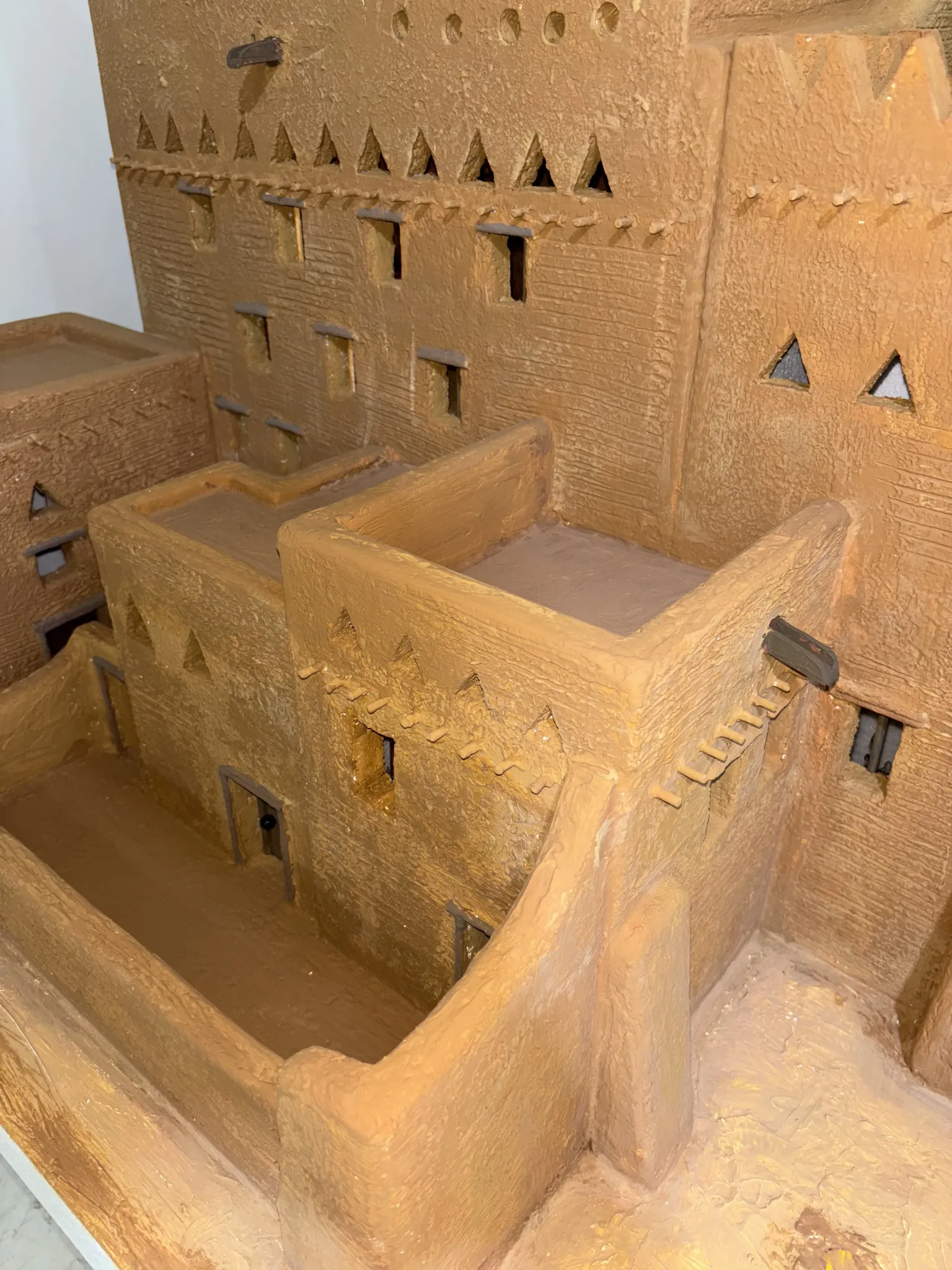 تفاصيل الجدران والنوافذ في مجسم الدرعية اليدوي