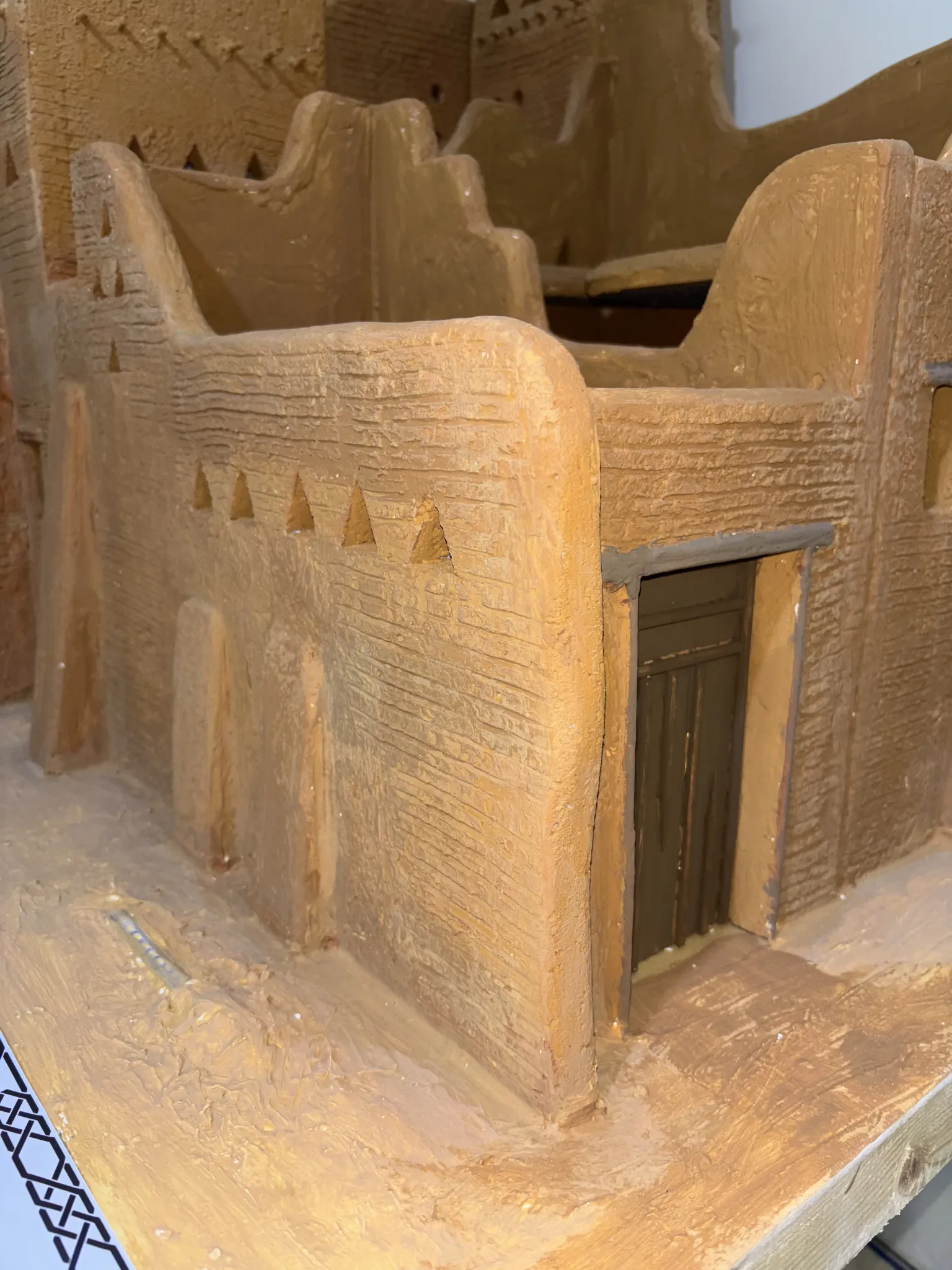 تفاصيل المباني والأسطح في مجسم الدرعية اليدوي