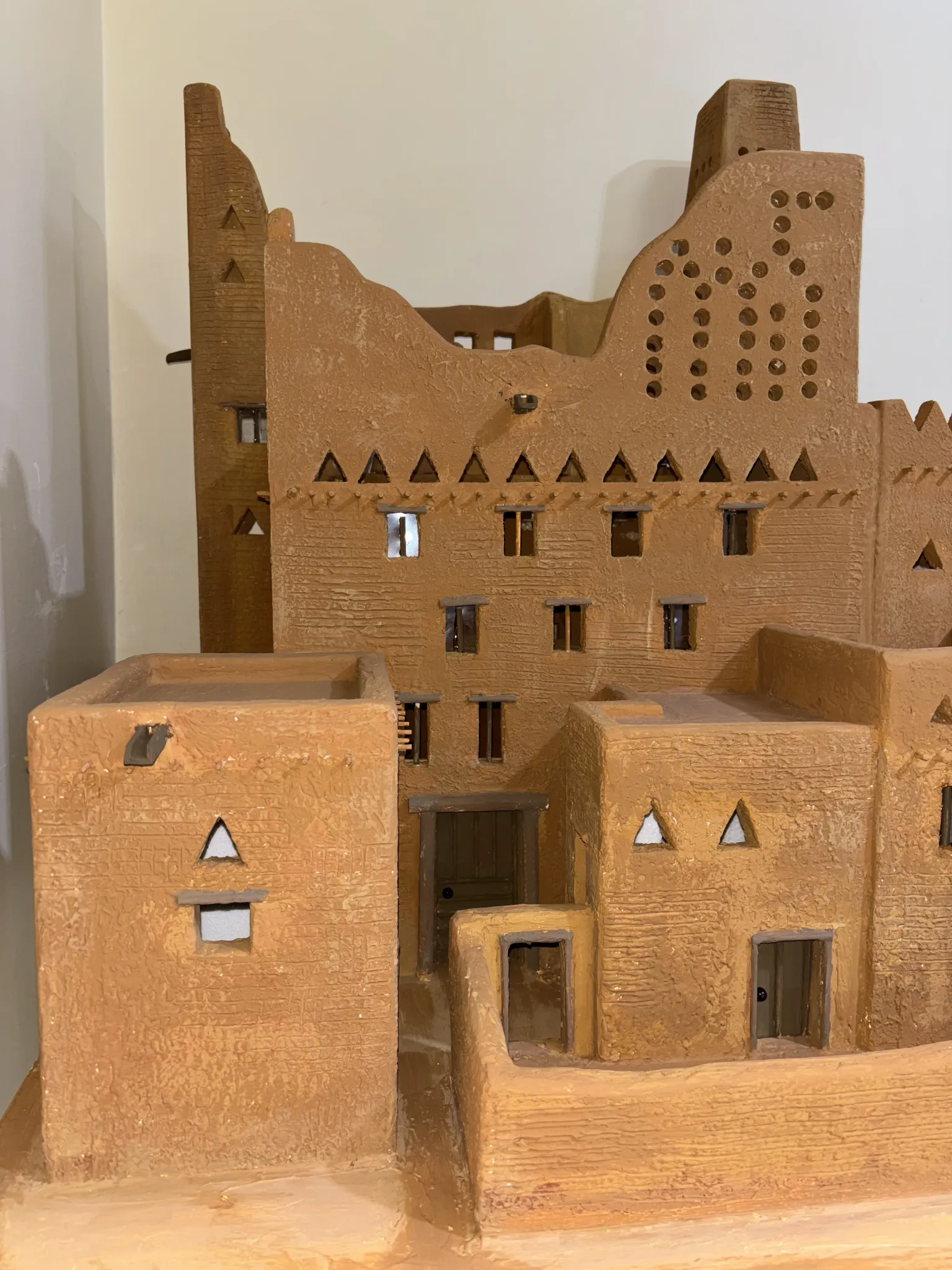 تفاصيل الواجهة الأمامية في مجسم الدرعية اليدوي